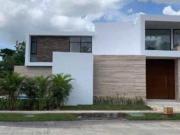 CASA DENTRO DE UNA DE LAS EXCLUSIVAS PRIVADAS DENTRO DEL YCC