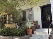 CASA DIVIDIDA EN 2 DEPARTAMENOS, A 2 CUADRAS DE LA...