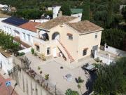 Casa dividida en dos apartamentos