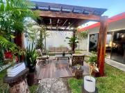 Casa doble altura y jardín en venta, Adolfo Lopez...