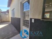 Casa dois quartos sozinha no lote e ônibus na porta