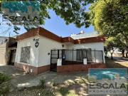 CASA DOS DORM CON PATIO Y COCHERA EN ALQUILER