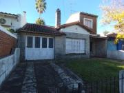 CASA DOS DORMITORIOS VENTA CITY BELL CON PARQUE