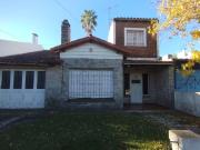 CASA DOS DORMITORIOS VENTA CITY BELL CON PARQUE