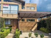 Casa dos niveles zona verde bosque de la montaña