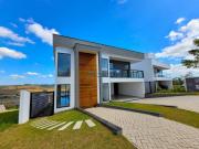 Casa duplex com 04 suítes e 04 vagas de garagem, na Fase...