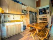 Casa duplex com campo de futebol e piscina