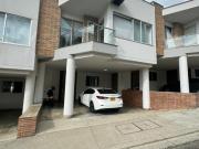 Casa dúplex en conjunto/Pinares Pereira
