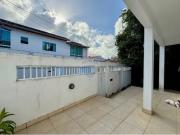 Casa duplex espaãosa e segura no stiep rua de casas com...