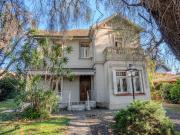 Casa E. ingles 7 ambs. Pileta. Lote 44x26 J.Marmol