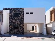 Casa e Venta con recamara en planta baja Cda con casa club
