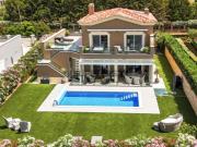 Casa elegante com 4 quartos e piscina aquecida