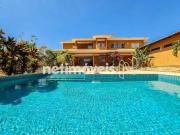 Casa em 2 pavimentos com 646,00m² de área construída com...