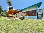 Casa em Chácara Pavoeiro, Cotia/SP de 243m² 4 quartos à...