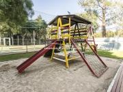 Casa em condomínio com 4 quartos e jardim com piscina!