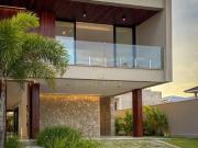 Casa em condomínio para venda de 368 m², com 04 suítes...