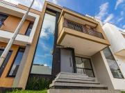 Casa em Condomínio 3 suítes, 6 vagas Pinheirinho