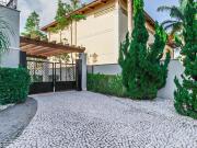 Casa em Condomínio à Venda – 4 Suítes, Piscina e 9 Vagas...