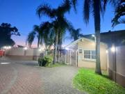 CASA EM CONDOMÍNIO A VENDA COM 4 DORMITORIOS