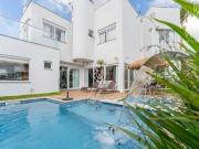 Casa em condomínio a venda no Bairro Campo Comprido!