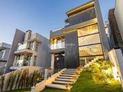 Casa em condomínio com 03 quartos e 04 vagas, 320m²...