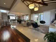 Casa em condomínio com 380 m² privativos e 3 suítes, à...