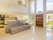 Casa em condomínio com 3 suítes e 6 vagas!