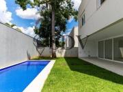 Casa em condomínio com 483², jardim, piscina, 4 suítes e...