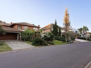 Casa em Condomínio com 4 Dormitórios, 4 vagas e 500 m² à...