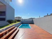 Casa em Condomínio com 4 dormitórios em Porto Alegre