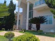 Casa em condomínio com 4 dormitórios, sendo 3 suítes