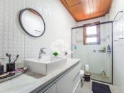 Casa em Condomínio com 4 quartos, 2 vagas e 227.4m² para...