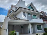 Casa em condomínio com 4 quartos e 4 vagas à venda