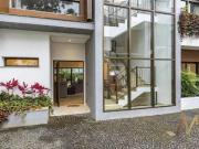 Casa em Condomínio com 4 suítes, 4 vagas, quintal com...