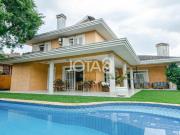 Casa em condomínio com 4 suítes e amplo terreno j8