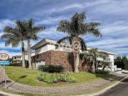 Casa em condomínio com 4 suítes j8