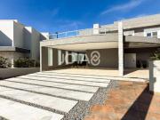 Casa em condomínio com 4 suites, piscina e jardim