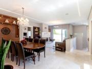 Casa em condomínio com 5 dormitórios sendo 4 suítes, à...