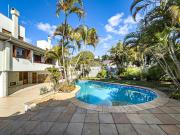 Casa em Condomínio com 6 dormitórios em Porto Alegre Casa em Condomínio com 6 dormitórios em Porto Alegre