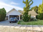 Casa em condomínio com Jardim e Deck com churrasqueira....