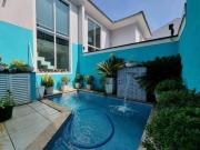 Casa em condomínio com piscina, 3 suítes e 4 vagas à...