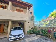 Casa em condomínio com suíte e terraço no Guarujá