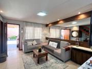 Casa em condomínio com três quartos, no bairro Ipanema