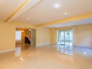 Casa em Condomínio de 4q. em Campo Comprido