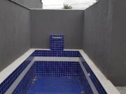 Casa em condomínio de Unidades do meio com piscina em...