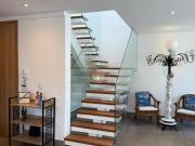 Casa em condomínio e próximo a praia