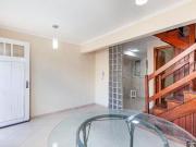 Casa em Condomínio fechado. 03 dormitórios, 01 vaga