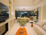 Casa em condomínio fechado beira de lago com 05 suítes_...