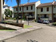 Casa em condomínio fechado com 247m² privativos,com 3...