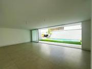 Casa em Condomínio Fechado com 450m², 4 suítes e 4 vagas...